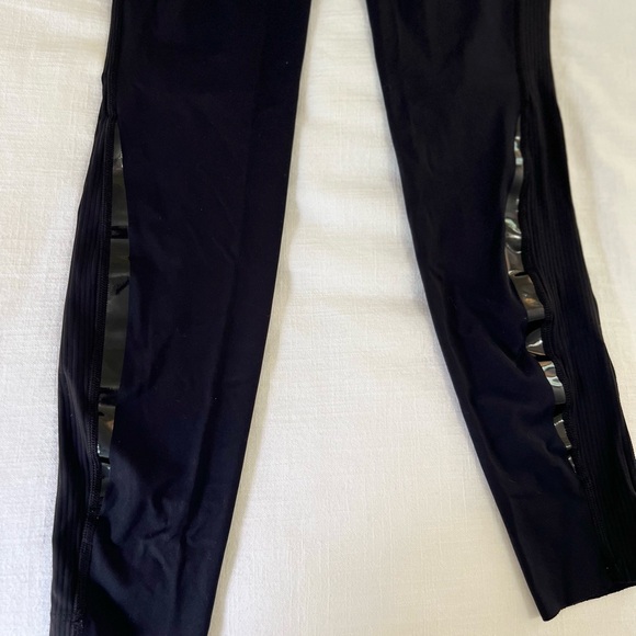 RARE Lululemon Gloss Trim Run SHR Tight 28” - Picture 7 of 7